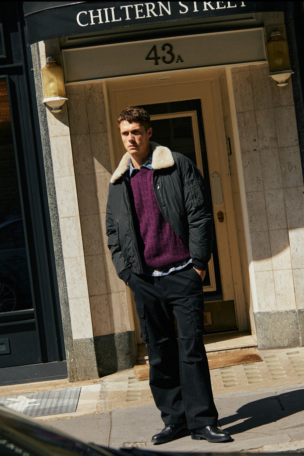 보온성이 뛰어난 퍼플 컬러의 케이블 라운드 풀오버입니다. 알파카, 울, 나일론 혼방 소재로 제작되어 포근하고 실키한 촉감을 선사하며, 가을, 겨울 시즌에 적합합니다. 크롭 기장에 세미 루즈핏으로, 클래식하면서도 캐주얼한 스타일을 연출할 수 있습니다. 헤어리한 외관과 브러시드 텍스처, 볼륨감 있는 케이블 패턴이 특징이며, 2x2 립 조직 마감으로 탄력성과 고급스러움을 더했습니다. 겨울 데일리룩, 카페룩, 모임룩 등 다양한 TPO에 미니멀하게 매치하여 세련된 스타일을 완성해보세요.
