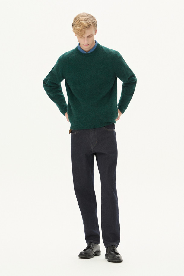 이탈리아 수입 베이비 알파카와 셔틀랜드 울 혼방 소재의 쉐기독 라운드 풀오버입니다. 부드러운 촉감과 두꺼운 두께감으로 가을, 겨울철 따뜻하게 착용하기 좋습니다. 스크래치 가공과 보풀 텍스처를 더해 클래식하면서도 베이직한 무드를 연출합니다. 루즈핏 라운드넥 디자인으로 데이트룩, 출근룩 등 다양한 스타일에 활용할 수 있습니다. 그린 컬러의 무지 디자인으로 미니멀, 캐주얼 스타일을 즐기는 분들께 추천합니다.
