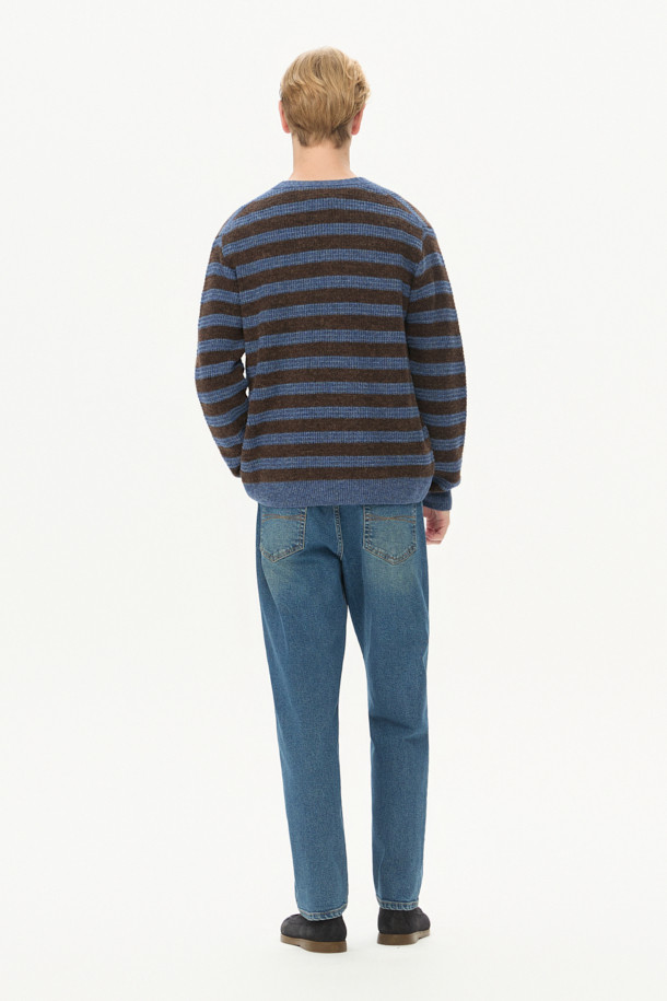 부드러운 촉감과 포근함을 선사하는 스트라이프 라운드 풀오버입니다. 브라운, 블루 두 가지 색상으로 출시되었으며, 가을, 겨울에 활용하기 좋습니다. 부클 원사를 사용하여 입체감 있는 조직과 볼륨감 있는 텍스처를 살렸으며, 보온성이 뛰어나고 가벼운 착용감을 자랑합니다. 클래식, 빈티지 스타일을 즐기는 분들께 추천하며, 겨울 데일리룩, 카페룩, 모임룩 등 다양한 TPO에 매치하기 좋습니다. 세미 루즈핏 라운드넥 디자인으로 편안하면서도 멋스러운 스타일을 연출할 수 있습니다.
