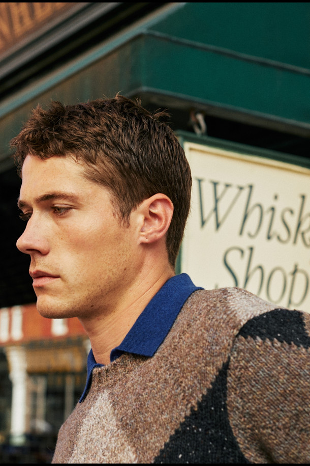 **아가일 라운드 풀오버**는 가을, 겨울 시즌에 어울리는 클래식하고 빈티지한 감성의 니트 스웨터입니다. 브라운, 블랙, 그레이 세 가지 색상으로 만나볼 수 있으며, 출근룩과 모임룩에 모두 활용 가능합니다. 세미 루즈핏으로 편안한 착용감을 선사하며, 라운드넥 디자인으로 다양한 스타일 연출이 용이합니다. 울과 나일론 혼방의 고급스러운 소재에 네프사 텍스처와 볼륨감 있는 원사를 사용하여 따뜻하고 포근한 느낌을 줍니다. 2x2 립 조직 마감과 아가일 패턴이 돋보이며, 가슴둘레 110cm로 넉넉한 핏을 자랑합니다.
