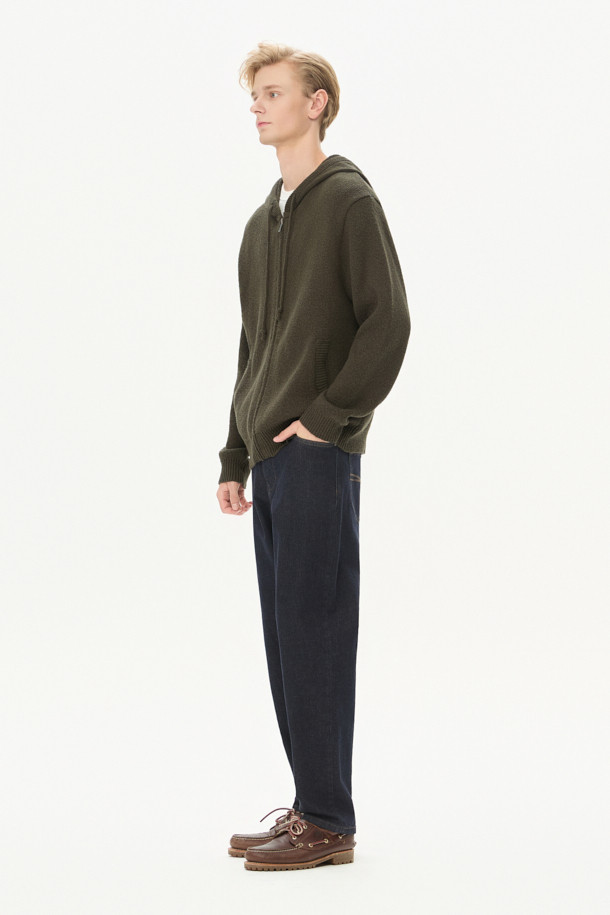 부드러운 촉감의 슬럽 코튼 100% 소재로 제작된 후드형 집업 가디건입니다. 가을, 겨울 시즌에 어울리는 캐주얼하고 빈티지한 스타일을 연출하며, 카키와 그린 두 가지 색상으로 만나볼 수 있습니다. 넉넉한 루즈핏으로 편안한 착용감을 선사하며, 소매와 밑단에 스판 혼용 립 조직을 사용하여 활동성을 더했습니다. 립 조직 포켓 디테일과 가슴둘레 112cm로 실용성을 높였으며, 일상생활뿐만 아니라 캠핑룩으로도 활용하기 좋습니다. 후드 디자인과 집업 여밈 방식으로 간편하게 스타일링할 수 있습니다.
