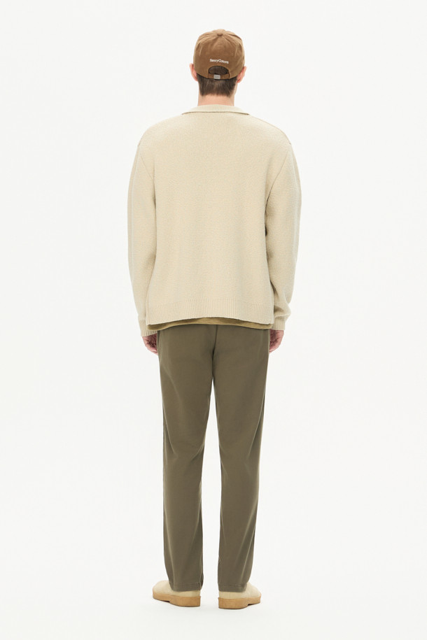 NEW 78 로고 볼캡은 유아동을 위한 브라운 컬러의 볼캡입니다. 면 소재로 제작되어 부드러운 촉감을 제공하며, 여름, 가을, 겨울 계절에 착용하기 좋습니다. 빈티지 스타일의 펠트 아플리케 및 자수 로고 디자인이 돋보이며, 사이즈 조절 기능으로 편안한 착용감을 선사합니다. 산책룩, 여행룩 등 캐주얼, 클래식, 미니멀 스타일 연출에 활용하기 좋은 아이템입니다.
