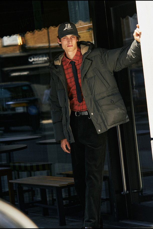 NEW 78 로고 볼캡은 유아동을 위한 캐주얼, 미니멀, 클래식 스타일의 볼캡입니다. 부드러운 면 소재에 워싱 가공하여 편안한 착용감을 선사하며, 빈티지하면서도 세련된 분위기를 연출합니다. 펠트 아플리케와 자수 디테일의 로고 패턴이 돋보이며, 산책룩에 잘 어울립니다. 그레이 컬러로 어떤 옷에도 매치하기 용이하며, 사이즈 조절 기능으로 아이에게 맞게 조절할 수 있습니다.
