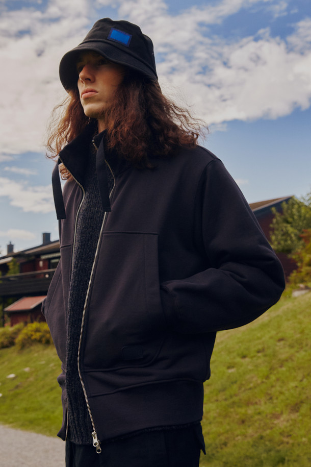 FFC x 도큐먼트 버킷햇은 FFC와 Document의 콜라보레이션으로 탄생한 모자입니다. 몰스킨 코튼 혼방 원단을 사용하여 부드러운 촉감과 편안한 착용감을 제공하며, 일상, 여행, 산책 등 다양한 TPO에 활용하기 좋습니다. 무지 디자인에 블랙 컬러로 어떤 스타일에도 잘 어울리며, 캐주얼, 미니멀, 클래식 스타일을 즐겨 입는 분들께 추천합니다. 일반적인 모자 깊이와 챙 넓이로 제작되어 유행을 타지 않고 오랫동안 착용할 수 있습니다. 라벨 장식이 돋보이는 버킷햇으로, 여름, 가을, 겨울철 데일리룩에 포인트를 더해보세요.
