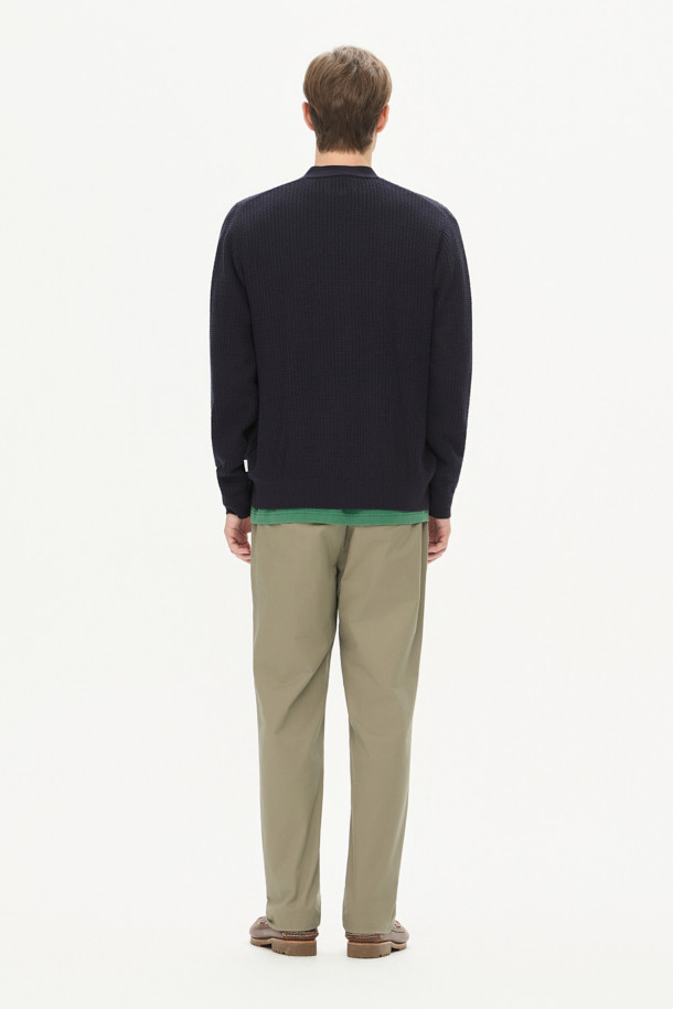 [온라인 단독] 가을 아티보(Attivo) 팬츠는 가을과 초겨울에 적합한 남성용 캐주얼 테이퍼드 핏 팬츠입니다. 부드러운 면과 스판덱스 혼방 소재로 제작되어 편안한 착용감을 선사하며, 카키와 베이지 두 가지 색상으로 출시되었습니다. 허리밴딩으로 편안함을 더하고, 허벅지 부분에 여유를 주어 활동성을 높였습니다. 넉넉한 수납을 위한 양쪽 사이드 포켓과 뒷 포켓이 있으며, 캐주얼, 미니멀, 클래식 스타일의 출근룩으로 활용하기 좋습니다. 아티보(Attivo) 핏으로 완성된 이 팬츠는 일상과 캐주얼한 상황 모두에 잘 어울립니다.
