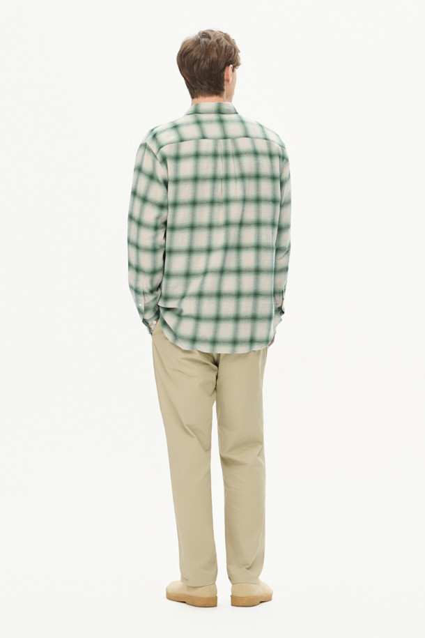 [온라인 단독] 가을 아티보(Attivo) 팬츠는 캐주얼, 미니멀, 클래식 스타일을 아우르는 남성용 바지입니다. 면과 스판덱스 혼방 소재로 제작되어 부드러운 촉감과 편안한 착용감을 선사하며, 가을 및 초겨울에 적합합니다. 허리 뒷단 밴딩 처리로 활동성을 높였으며, 테이퍼드 핏에 허벅지 부분 여유를 두어 편안함을 더했습니다. 베이지 색상의 무지 디자인으로 다양한 상의와 매치하기 좋으며, 출근룩 및 비즈니스 캐주얼 스타일에도 활용 가능합니다. 양 사이드 포켓과 뒷 포켓으로 실용성을 높인 레귤러핏 긴바지입니다.
