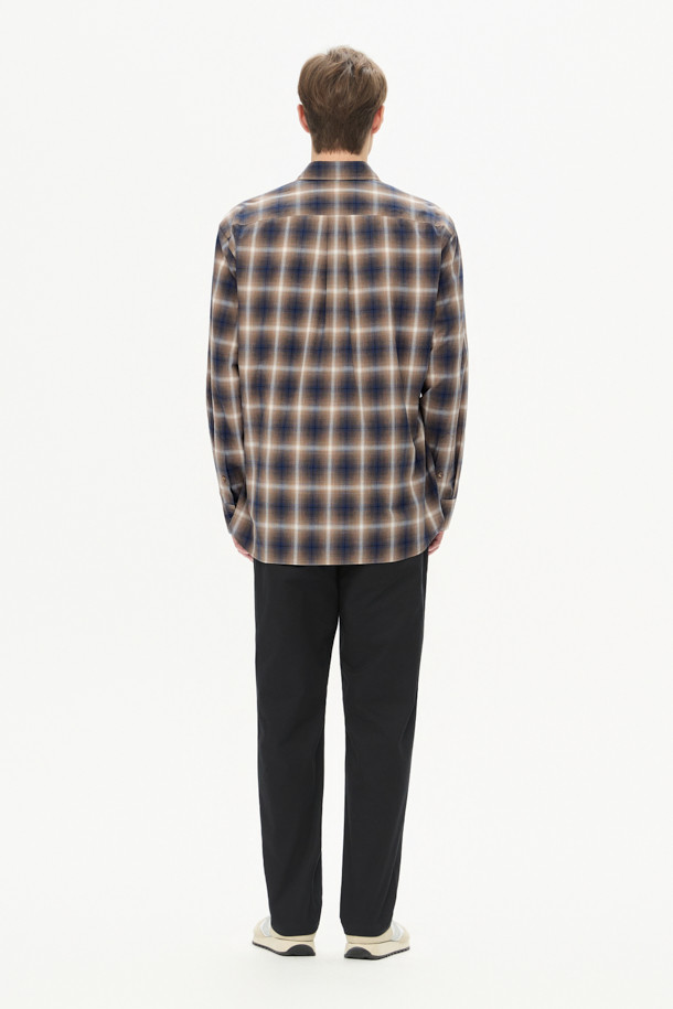 온라인 단독으로 선보이는 가을 아티보(Attivo) 팬츠입니다. 부드러운 면, 스판 혼방 소재로 제작되어 편안한 착용감을 선사하며, 가을과 초겨울까지 활용 가능한 두께감으로 실용적입니다. 허리 뒷단 밴딩 처리로 활동성을 높였으며, 허벅지 부분에 여유를 주어 편안한 레귤러핏 테이퍼드 스타일을 연출합니다. 무지 디자인에 블랙 컬러로 어떤 상의와도 쉽게 매치 가능하며, 양 사이드 및 뒷 포켓 디테일로 실용성을 더했습니다. 출근룩, 비즈니스 캐주얼은 물론 캐주얼, 미니멀, 클래식 스타일까지 폭넓게 소화 가능한 아이템입니다.
