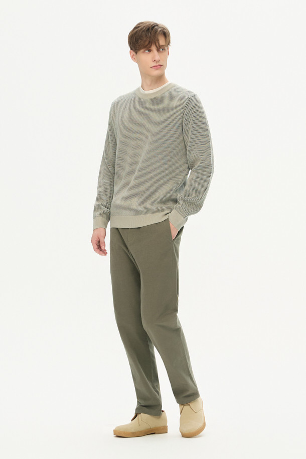 온라인 단독 [Winter 아티보(Attivo) 팬츠]는 추운 겨울에도 따뜻하고 스타일리시하게 연출할 수 있는 기모 테이퍼드 핏 팬츠입니다. 부드러운 면, 스판덱스 혼방 소재에 기모 안감을 더해 보온성을 높였으며, 은은한 카키 컬러의 무지 디자인으로 어떤 상의와도 쉽게 매치할 수 있습니다. 

뒷밴딩 처리로 편안한 착용감을 선사하며, 양쪽 사이드 포켓과 뒷 포켓 디테일로 실용성을 더했습니다. 출근룩, 모임룩 등 다양한 TPO에 활용 가능하며, 클래식, 미니멀, 캐주얼 스타일을 즐겨 입는 분들께 추천합니다. 두꺼운 두께감으로 겨울철에도 따뜻하게, 레귤러핏으로 편안하게 즐겨 입으세요.
