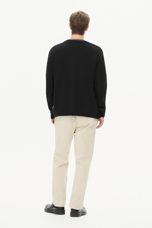 온라인 단독 [Winter 아티보(Attivo) 팬츠]는 겨울철 따뜻함과 스타일을 동시에 잡는 기모 팬츠입니다. 베이직 스타일의 테이퍼드 핏으로, 출근룩과 데이트룩 등 다양한 상황에 활용하기 좋습니다. 부드러운 촉감의 면, 스판덱스, 기모 혼방 소재로 제작되어 편안한 착용감을 선사합니다. 허리 뒷단 밴딩과 양쪽 사이드 포켓, 뒷 포켓 디테일로 실용성을 더했습니다. 베이지 컬러의 무지 디자인으로 미니멀, 클래식, 캐주얼 등 어떤 스타일에도 쉽게 매치할 수 있습니다.
