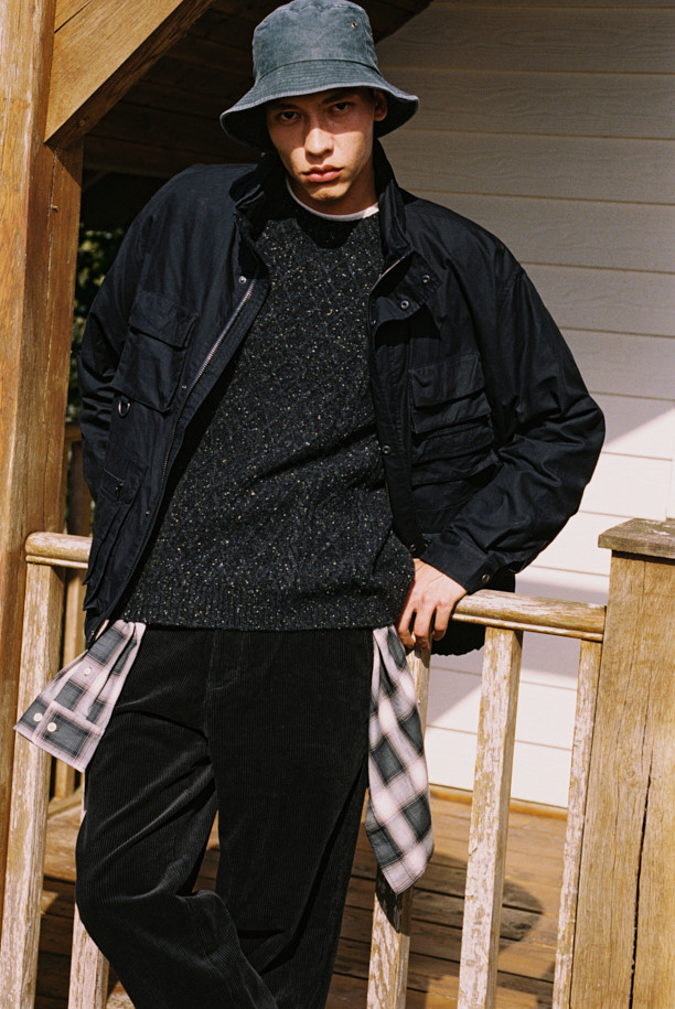 [Fly Fishing Club] 피셔맨 재킷 (왁스 코튼)은 헤리티지 감성과 빈티지 무드를 자아내는 아우터입니다. 왁스 코튼 소재로 제작되어 방수, 통기, 내구성이 뛰어나 가을철 나들이룩과 여행룩에 적합합니다. 블랙 컬러의 루즈핏 디자인으로, 멀티 포켓, 숨겨진 후드, YKK 지퍼, 립스탑 원단 등의 다양한 특징을 갖추었습니다. YKK 지퍼와 스냅 버튼으로 여밈이 가능하며, 긴소매 디자인으로 클래식, 워크웨어, 캐주얼 스타일 모두 소화 가능합니다. 내피 연결 스냅이 있어 실용성을 높였습니다.
