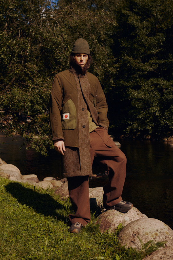 FFC x DOCUMENT 듀얼 울 발마칸 코트는 클래식하고 미니멀한 스타일을 추구하는 당신을 위한 겨울철 필수 아우터입니다. 브라운과 그레이 두 가지 색상으로 출시되었으며, 헤링본 패턴의 말링 앤 에반스 회사 트위드 울 소재를 사용하여 고급스러운 외관을 자랑합니다. 셋인 슬리브와 라글란 슬리브를 혼합한 유니크한 디자인과 리버서블 구조로 다양한 스타일 연출이 가능합니다. 언다이드 울 50% 혼방으로 부드러운 촉감을 선사하며, 넉넉한 루즈핏과 가슴둘레 132cm로 편안한 착용감을 제공합니다. 겨울철 데일리룩, 출근룩, 모임룩 등 어떤 상황에도 잘 어울리는 활용도 높은 발마칸 코트입니다.