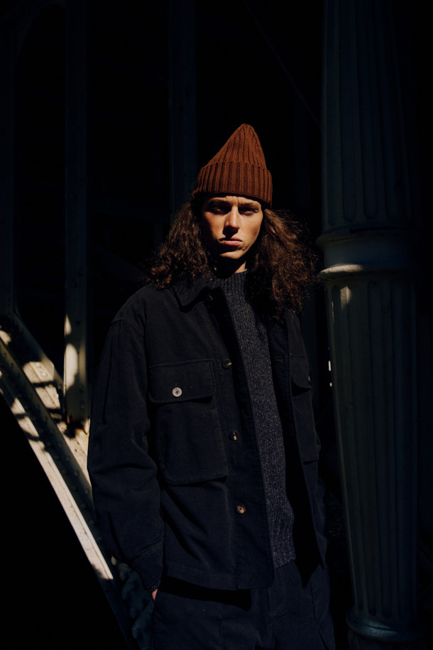 (FFC x DOCUMENT) 이탈리안 몰스킨 셔팅 셋업 재킷은 가을, 겨울 시즌에 어울리는 아우터입니다. 미니멀하고 빈티지한 스타일을 추구하며, 부드러운 촉감의 두꺼운 몰스킨 소재로 제작되었습니다. 일상, 출근룩, 모임룩 등 다양한 TPO에 활용 가능하며, 루즈핏으로 편안한 착용감을 선사합니다. 가슴 포켓과 핸드워머 기능, 활동성을 고려한 패턴으로 실용성을 더했습니다. 블랙 컬러의 무지 디자인으로 클래식, 미니멀, 워크웨어 스타일을 연출하기 좋습니다.
