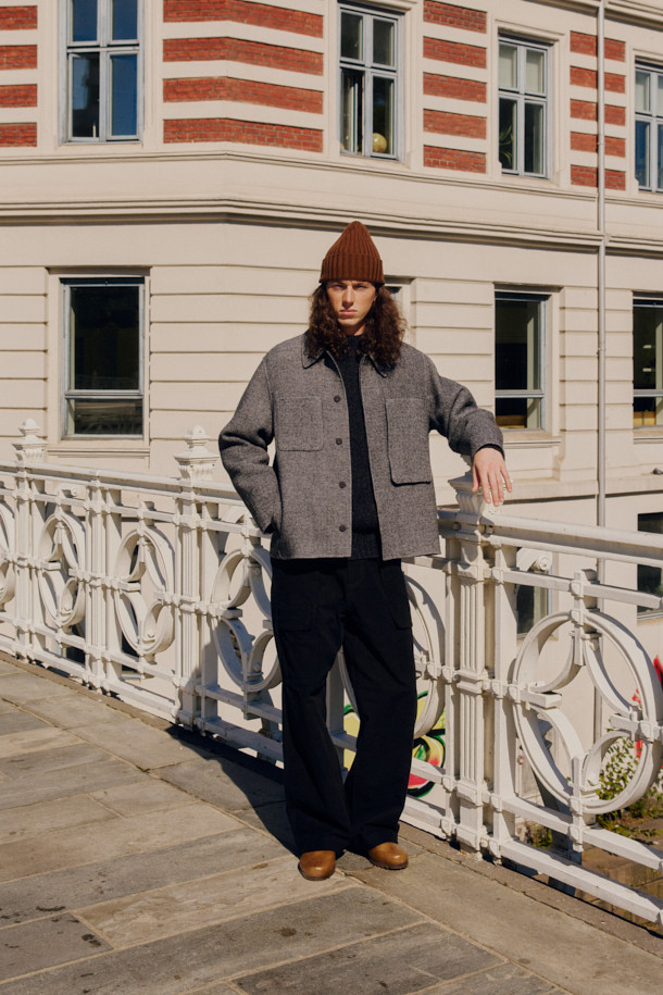 FFC x DOCUMENT(에프에프씨 x 도큐먼트)의 울 핸드메이드 필드 셔팅 재킷입니다. 이탈리아 엠티티사의 멜란지 보일드 울 소재를 사용하여 부드러운 촉감과 두꺼운 두께로 따뜻함을 제공합니다. 미니멀하고 클래식한 디자인에 플라이 피싱웨어 디테일을 더했으며, 핸드메이드 공법으로 제작되어 높은 퀄리티를 자랑합니다. 숏 기장의 세미루즈핏으로 편안한 착용감을 선사하며, 가을, 겨울철 데일리룩과 가을 나들이룩에 활용하기 좋습니다. 실용적인 포켓 디테일과 버튼 여밈 방식으로 제작된 그레이 컬러의 무지 재킷입니다.