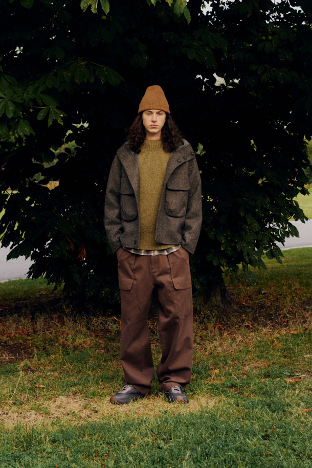 FFC (에프에프씨) x DOCUMENT (도큐먼트) 이탈리안 코튼 피싱 팬츠는 가을, 겨울 시즌에 어울리는 캐주얼하고 빈티지한 무드의 카고 팬츠입니다. 은은한 광택과 부드러운 촉감이 특징인 이탈리아 올림피아스社의 면 소재를 사용하여 편안한 착용감을 선사합니다. 루즈핏으로 제작되었으며, 6개의 기능적인 포켓 디테일과 가먼트 워싱 가공으로 실용성과 빈티지한 멋을 더했습니다. 피싱 자켓과 함께 셋업으로 착용하여 더욱 스타일리시한 가을 나들이룩, 캠핑룩을 연출할 수 있습니다.