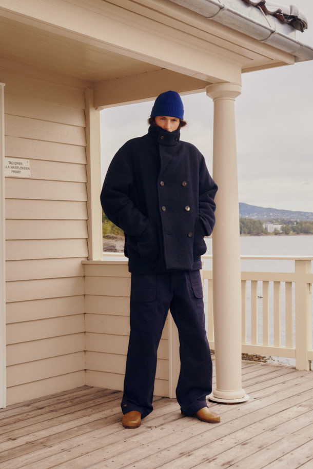 FFC x DOCUMENT (FFC x 도큐먼트)의 이탈리안 코튼 피싱 팬츠는 가을, 겨울 시즌 남성들을 위한 캐주얼 및 클래식 스타일의 긴 바지입니다. 부드러운 촉감의 이탈리아 올림피아스사 면 원단을 사용하여 편안한 착용감을 제공하며, 루즈핏으로 제작되었습니다. 여섯 개의 기능적인 포켓과 가먼트 워싱 처리로 실용성과 빈티지한 매력을 더했습니다. 네이비 컬러의 무지 디자인으로 다양한 상의와 매치하기 좋으며, 피싱 재킷과 함께 셋업 스타일링도 가능합니다. 가을 나들이룩, 겨울 데일리룩, 여행룩 등 폭넓은 시간과 장소와 상황에 활용할 수 있습니다.