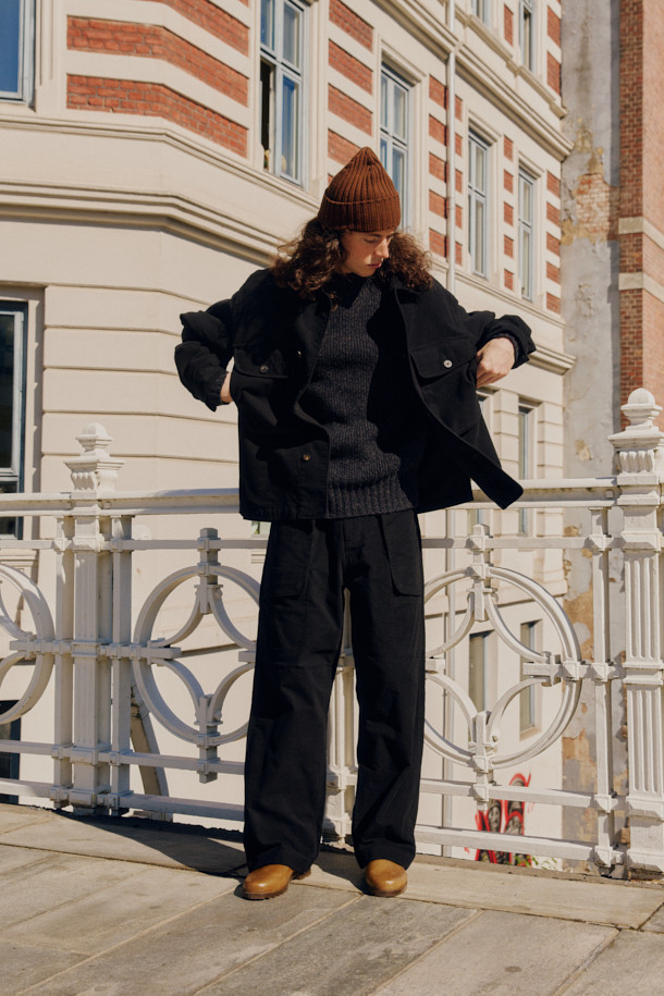 FFC x DOCUMENT (FFC x 도큐먼트) 이탈리안 몰스킨 셋업 팬츠는 가을, 겨울 시즌을 위한 바지입니다. 이탈리아 올림피아스社의 부드러운 몰스킨 소재를 사용하여 뛰어난 착용감을 선사하며, 루즈핏으로 편안한 활동성을 제공합니다. 블랙 컬러의 무지 디자인으로 심플, 캐주얼, 포멀 등 다양한 스타일을 소화하며, 여섯 개의 포켓 디테일과 빈티지 피싱 팬츠 디자인이 특징입니다. 셋업으로도 활용 가능하여 겨울 데일리룩, 산책룩 등 폭넓은 시간과 장소와 상황에 어울리는 클래식, 캐주얼, 미니멀 스타일을 연출할 수 있습니다.