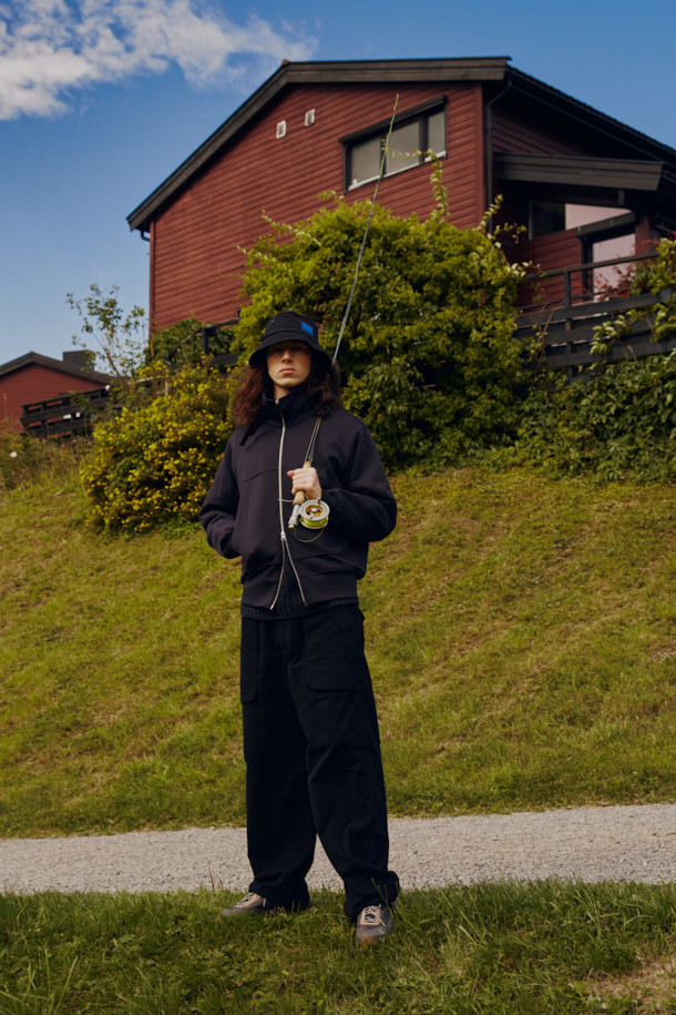 FFC(에프에프씨) x DOCUMENT(도큐먼트) Stand Collar Zip-Up Sweat(스탠드 칼라 집업 스웨트)는 미니멀하고 베이직한 스타일의 남녀 공용 상의입니다. 가을, 겨울에 어울리는 두꺼운 두께감의 면 소재로 제작되어 부드러운 촉감을 선사합니다. 스탠드 칼라와 긴 소매, 세미 루즈 핏 디자인으로 편안한 착용감을 제공하며, 투웨이 지퍼, 사이드 포켓, 로고 가죽 패치가 특징입니다. 일상, 집콕, 동네 마실룩 등 다양한 TPO에 활용하기 좋으며, 미니멀, 클래식, 캐주얼 스타일을 즐기는 분들께 추천합니다.
