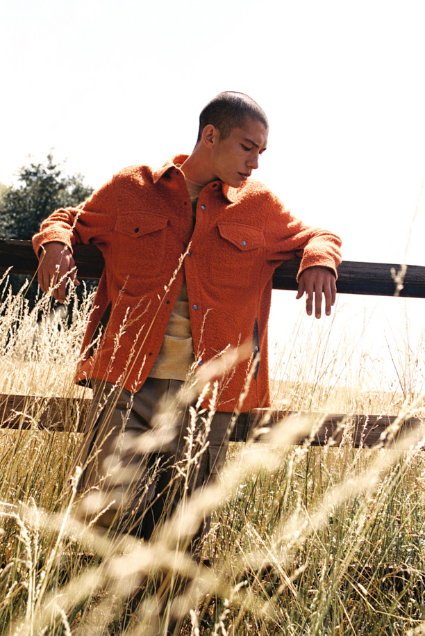 [Fly Fishing Club] 카젠티노 피싱 셔츠는 아웃도어 활동과 일상생활 모두에 어울리는 셔츠형 아우터입니다. 오렌지 컬러의 무지 디자인으로, 가을, 겨울 시즌에 따뜻하고 포근한 스타일을 연출합니다. 루즈핏으로 편안한 착용감을 제공하며, 부드러운 울 소재와 두꺼운 두께감으로 보온성을 높였습니다. 체스트 포켓, 사선 핸드 포켓, D-링 디테일, 코듀로이 포켓 배색, 더블 스티치 밑단 등 다양한 디테일이 돋보입니다. 피싱, 캠핑룩, 데일리룩 등 다양한 TPO에 클래식, 캐주얼, 워크웨어 스타일로 활용 가능하며, 발수 기능으로 쾌적함까지 더했습니다.
