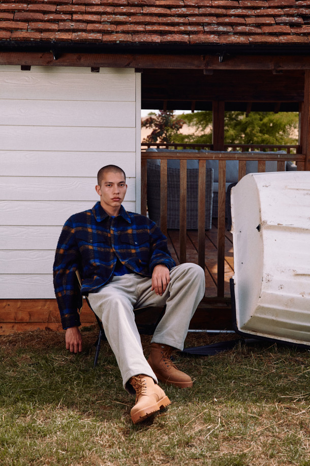 [Fly Fishing Club] 카젠티노 피싱 셔츠는 가을, 겨울에 어울리는 남성용 셔츠형 아우터입니다. 네이비, 로열블루, 오렌지 세 가지 색상으로 출시되었으며, 빈티지, 아웃도어, 워크웨어 스타일을 아우르는 매력을 지닙니다. 울 소재에 두꺼운 두께감과 부클 촉감을 더해 보온성을 높였으며, 긴 소매와 세미 루즈핏으로 편안한 착용감을 선사합니다. 체크 패턴과 체스트 포켓, 사선 핸드 포켓, D-링 디테일, 코듀로이 포켓 배색 등의 특징이 돋보이며, 스냅 여밈 방식과 생활 발수 기능으로 실용성을 더했습니다. 캠핑룩, 가을 나들이룩, 겨울 데일리룩 등 다양한 TPO에 워크웨어, 클래식, 캐주얼 무드로 활용하기 좋습니다.
