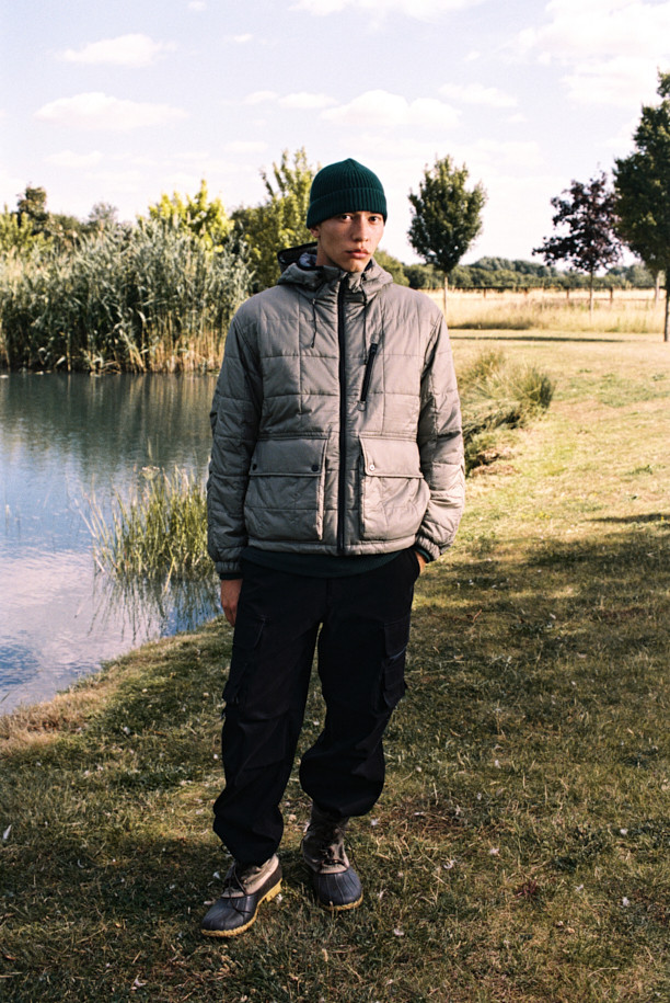 [Fly Fishing Club] 피셔맨 인슐레이션 재킷은 겨울, 가을 시즌을 위한 아웃도어, 캐주얼 스타일의 퀼팅 재킷입니다. 루즈핏으로 편안한 착용감을 제공하며, 하이넥 일체형 후드와 3M Thinsulate™ 충전재를 사용하여 보온성을 높였습니다. 발수 기능과 YKK 메인 지퍼, 소매 이밴드 등의 디테일로 기능성을 더했으며, 체스트/핸드 포켓과 사이드 슬릿 포켓으로 수납력을 높였습니다. 그레이 컬러의 나일론 소재로 제작되었으며, 캠핑룩, 산책룩 등 다양한 TPO에 활용 가능합니다. 캐주얼, 고프코어, 미니멀 스타일을 즐기는 고객에게 추천합니다.
