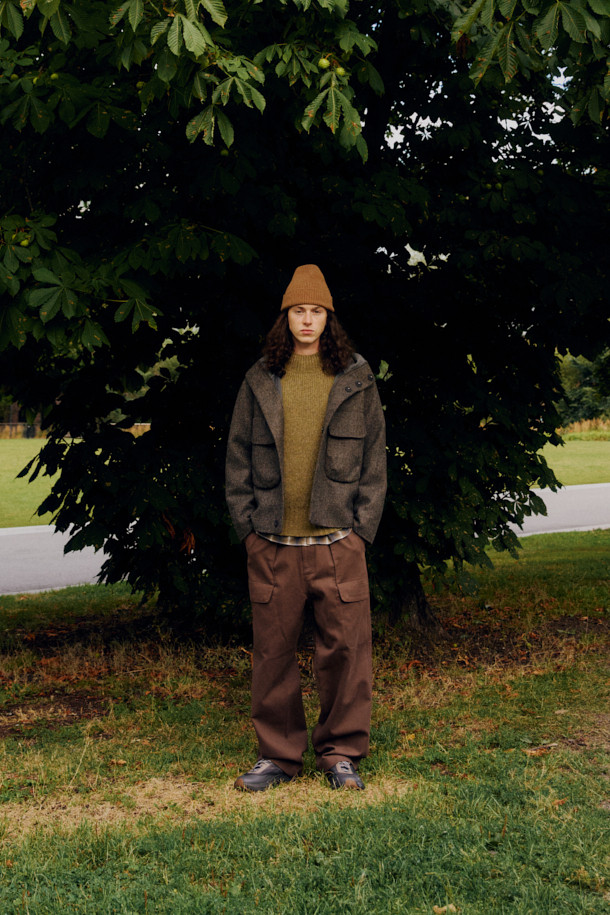 FFC x DOCUMENT(FFC x 도큐먼트) 울 핸드메이드 후드 파카는 가을과 겨울 시즌, 일상과 포멀한 스타일 모두 소화 가능한 아우터입니다. 세미 루즈핏으로 편안한 착용감을 제공하며, 부드러운 촉감의 두꺼운 울 소재로 제작되어 보온성을 높였습니다. 이탈리아 마니파투라 디 카르미냐노 社의 더블페이스 멜톤 원단을 사용하여 핸드메이드 마감의 고급스러움을 더했습니다. 멜란지 텍스처가 특징이며, 클래식, 미니멀, 캐주얼 등 다양한 스타일 연출에 용이합니다. 겨울 데일리룩, 출근룩, 모임룩에 활용하여 세련된 스타일을 완성해보세요.