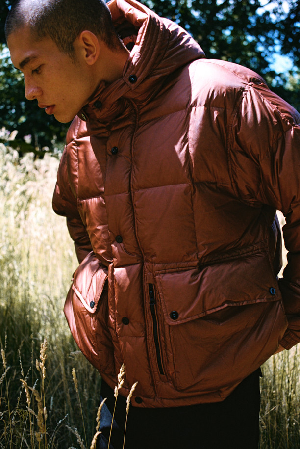 [Fly Fishing Club] 피셔맨 숏 다운 파카는 클래식, 아웃도어, 빈티지 스타일을 아우르는 공용 다운 점퍼입니다. 브라운 및 레드 브라운 컬러로 출시되었으며, 겨울철 아웃도어, 피싱, 일상 활동에 적합합니다. 80/20 구스다운 충전재와 방풍, 발수 기능을 갖춰 보온성을 높였습니다. YKK 지퍼, 플랩 박스 포켓, 사이드 포켓, 소매 이밴드 등 실용적인 디테일과 2단 스토퍼 후드로 편안함과 스타일을 동시에 잡았습니다. 숏 기장의 루즈핏 파카로 캠핑룩, 등산룩, 겨울 데일리룩에 활용하기 좋습니다.
