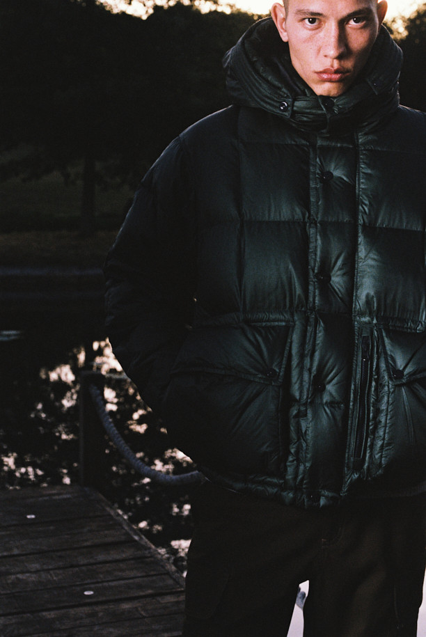 [Fly Fishing Club] 피셔맨 숏 다운 파카는 겨울철 아웃도어 활동, 피싱, 일상생활에서 폭넓게 활용 가능한 공용 다운 점퍼입니다. 클래식하고 아웃도어 스타일을 결합한 디자인으로, 숏 기장에 퀼팅 무늬를 더해 세련된 분위기를 연출합니다. 80/20 구스다운 충전재와 립스탑 원단, 방풍 및 발수 기능으로 뛰어난 보온성과 활동성을 제공하며, 하이넥 후드와 YKK 지퍼, 플랩 박스 포켓 등의 디테일이 돋보입니다. 루즈핏 디자인으로 겨울 데일리룩, 캠핑룩, 등산룩 등 다양한 스타일을 연출할 수 있으며, 소매 이밴드와 2단 스토퍼, 스트링 밑단으로 핏 조절이 용이합니다. 그린 컬러의 나일론 소재로 제작되어 부드러운 촉감을 선사합니다.
