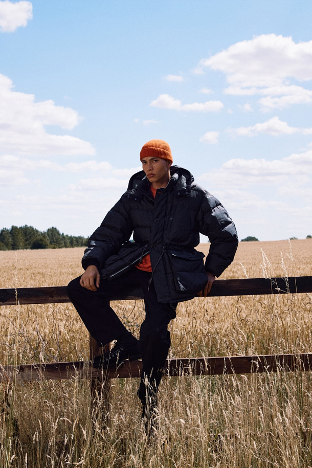 [Fly Fishing Club] 왁스 립스탑 다운 파카는 일상, 피싱, 여행, 캠핑, 등산 등 다양한 상황에 적합한 남녀 공용 아우터입니다. 클래식하고 빈티지한 스타일을 기반으로, 왁스 코팅된 나일론 소재와 구스다운 충전재를 사용하여 뛰어난 보온성과 방수 기능을 제공합니다. 탈부착 후드, 입체 포켓, 가슴 원형 스티치 디테일이 돋보이며, 루즈핏과 긴소매 디자인으로 편안한 착용감을 선사합니다. 겨울철 추위 속에서도 스타일과 기능을 모두 갖춘 구스다운 파카를 경험해 보세요.
