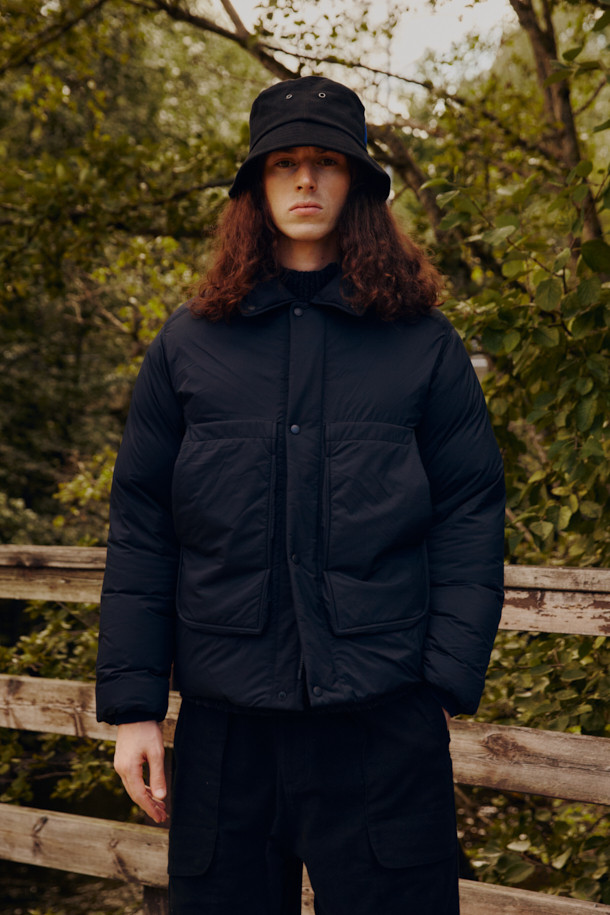 FFC x DOCUMENT (FFC x 도큐먼트) 피셔맨 셔팅 구스 다운 재킷은 겨울철 데일리룩을 위한 미니멀하고 클래식한 스타일의 아우터입니다. 블랙 컬러에 무지 디자인으로 어떤 옷에도 쉽게 매치할 수 있으며, 셔츠형 코트 타입으로 세련된 느낌을 더했습니다. 90/10 구스다운 충전재와 경량 소재를 사용하여 보온성과 편안한 착용감을 제공하며, 루즈핏으로 여유로운 실루엣을 연출합니다. 입체 포켓과 여유있는 어깨라인이 특징이며, 투웨이 지퍼 여밈 방식으로 실용성을 높였습니다.
