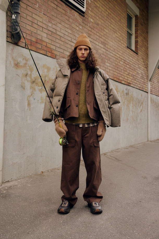 FFC x 도큐먼트 울 헤비 다운 파카는 추운 겨울, 일상과 피싱 활동 모두를 아우르는 활용성을 자랑하는 다운 파카입니다. 부드러운 울 소재를 사용하여 고급스러운 촉감을 선사하며, 짙은 그레이 컬러가 클래식하면서도 모던한 스타일을 연출합니다. 루즈핏으로 편안한 착용감을 제공하며, YKK 투웨이 지퍼, 내장형 후드, 허리 및 밑단 스트링, 라글란 소매, 암홀 패널 설계 등 다양한 디테일로 기능성을 더했습니다. 보온성과 통기성을 갖춰 겨울철에도 쾌적하게 착용 가능하며, 미니멀하고 캐주얼한 스타일을 선호하는 분들께 적합합니다.
