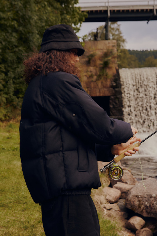 FFC x DOCUMENT (FFC x 도큐먼트) 울 헤비 다운 파카는 겨울철 데일리룩을 위한 클래식하고 미니멀한 스타일을 제안합니다. 부드러운 촉감의 울 소재로 제작되었으며, 두꺼운 두께감으로 뛰어난 보온성을 자랑합니다. 라글란 소매와 암홀 패널 설계를 통해 편안한 착용감을 제공하며, YKK 투웨이 지퍼, 허리 및 밑단 스트링, 내장형 후드 등의 디테일로 기능성을 더했습니다. 블랙 컬러의 무지 디자인으로 어떤 스타일에도 쉽게 매치할 수 있는 실용적인 다운 파카입니다.
