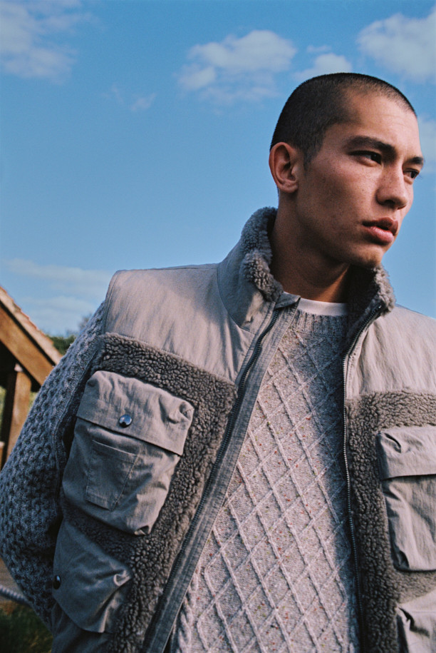 [Fly Fishing Club] 아란 스웨터는 아일랜드 아란 제도의 전통 니팅 스타일을 현대적으로 재해석한 제품입니다. 울과 나일론 혼방 소재로 제작되어 가을, 겨울에 따뜻하게 착용할 수 있으며, 루즈핏 레귤러 기장으로 편안한 착용감을 선사합니다. 입체적인 케이블 및 다이아몬드 무늬와 벌집 조직이 돋보이며, 울 네프 원사를 사용하여 빈티지하면서도 클래식한 분위기를 연출합니다. 립 조직 네크라인과 긴 소매 디자인으로 보온성을 높였으며, 10월부터 2월까지 겨울 데일리룩, 카페룩, 모임룩 등 다양한 스타일에 활용 가능합니다. 가슴둘레 122cm로 넉넉한 핏을 제공합니다.
