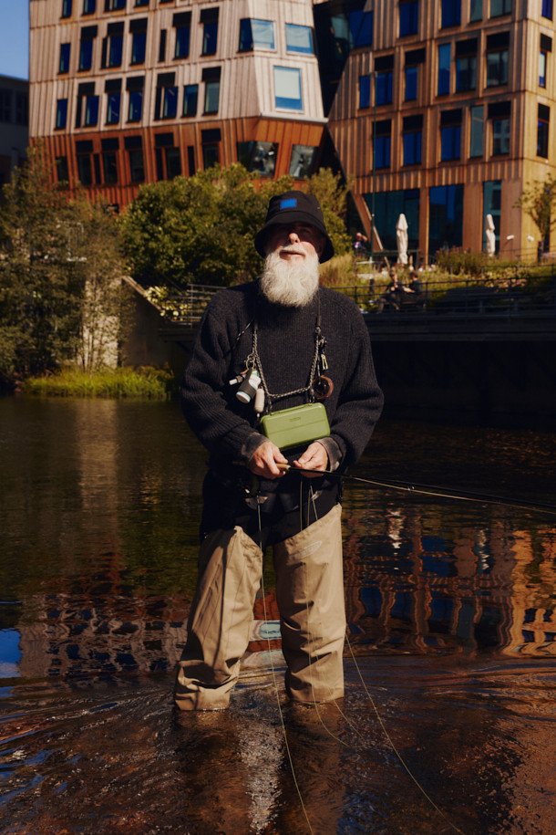 FFC x DOCUMENT (에프에프씨 x 도큐먼트) 터틀넥 피셔맨 스웨터는 겨울철 따뜻함과 클래식한 스타일을 선사합니다. 셔틀랜드 울 100% 원사를 사용하여 제작되었으며, 보온성과 통기성이 뛰어나 쾌적하게 착용할 수 있습니다. 앞판과 뒷판의 편직 방식에 차이를 두어 독특한 디자인을 완성했으며, 암홀 패널 디테일로 활동성을 높였습니다. 레귤러핏으로 제작되어 다양한 아우터와 레이어링하기 좋으며, 겨울 데일리룩, 데이트룩, 모임룩 등 다채로운 TPO에 활용할 수 있습니다. 네이비 색상으로 어떤 스타일에도 쉽게 매치할 수 있는 미니멀하고 캐주얼한 아이템입니다.
