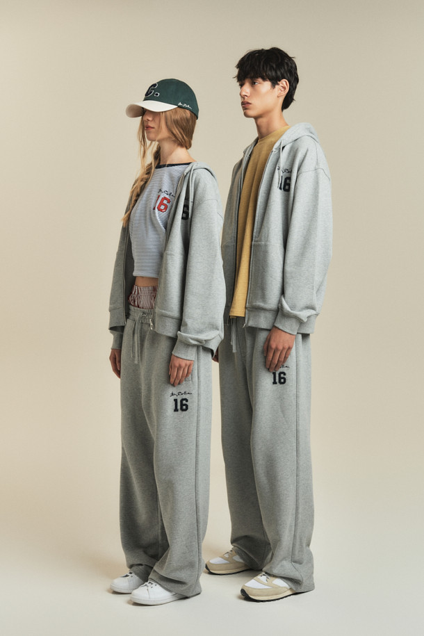 BSC X 클로브 스트링 스웻팬츠 (세트업)는 캐주얼, 미니멀 스타일을 추구하는 남성을 위한 데일리 팬츠입니다. 부드러운 면 소재로 제작되어 편안한 착용감을 선사하며, 사계절 내내 활용 가능합니다. 스트레이트 핏에 무지 디자인으로 어떤 상의와도 쉽게 매치할 수 있으며, 스트링 조절과 사이드, 힙 포켓으로 실용성을 더했습니다. 집콕룩, 동네 마실룩, 산책룩 등 다양한 TPO에 활용하기 좋고, 세트업으로도 연출하여 미니멀한 스타일을 완성할 수 있습니다. 자수 및 아플리케 디테일이 돋보이는 디자인입니다.
