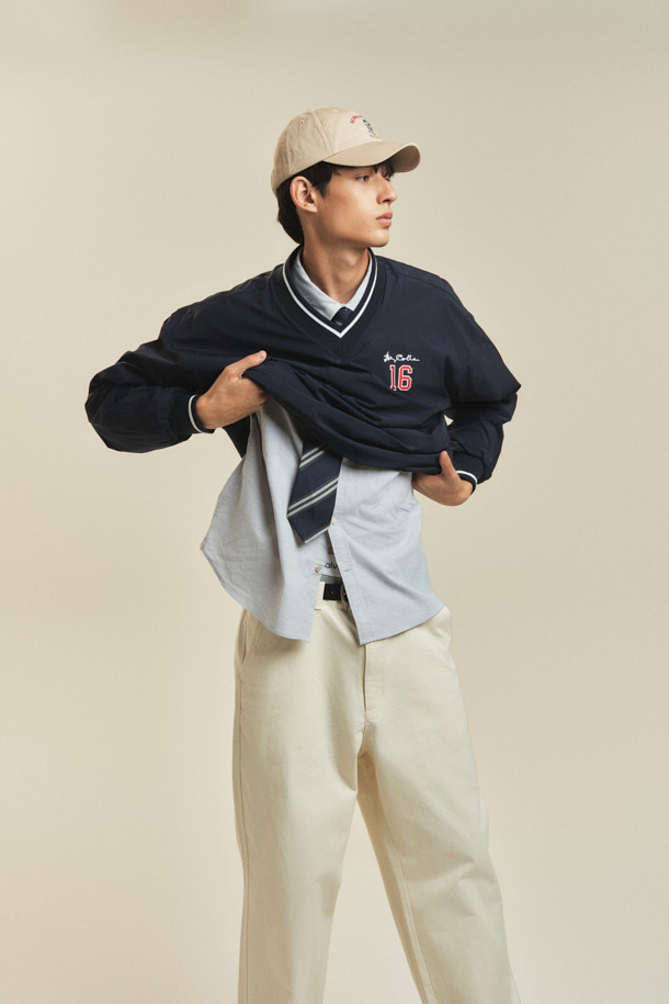 [BSC X 클로브] 윈드스토퍼 풀오버 셔츠 (U)는 가을과 초겨울에 적합한 유니섹스 윈드스토퍼 풀오버 셔츠입니다. 네이비 컬러의 루즈핏으로, 클래식과 스포티한 스타일을 동시에 연출할 수 있습니다. 겉감은 바삭바삭한 나일론 소재이며, 안감은 기모 처리되어 보온성을 높였습니다. 방풍 기능을 갖추어 골프, 일상, 가을 나들이 등 다양한 TPO에 활용 가능하며, 립 배색과 자수 디테일이 특징입니다. [BSC X 클로브] 콜라보레이션으로 제작된 제품입니다.
