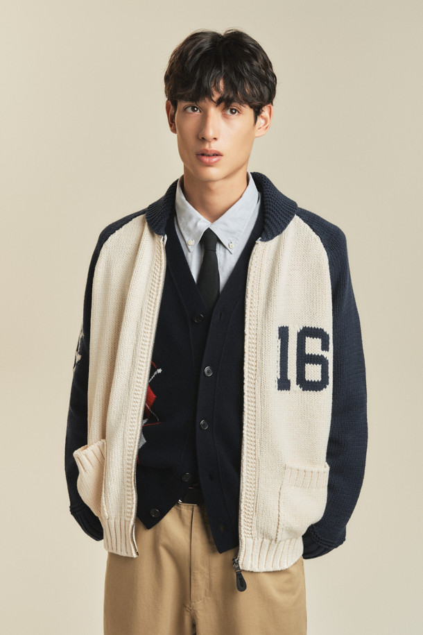 **BSC X 클로브** 카우이찬 가디건 (U)은 네이비와 아이보리 두 가지 색상으로 제공되는 유니섹스 가을용 니트/스웨터입니다. 루즈핏으로 제작되어 편안한 착용감을 선사하며, 두꺼운 두께감과 도톰한 촉감으로 보온성을 높였습니다. 집업 디자인에 전면 2WAY 메탈 지퍼와 리브 포켓, '16' 넘버링, 후면 강아지 그래픽, 투톤 컬러 블록 등의 디테일이 돋보입니다. 자가드 패턴과 긴 소매, 립 마감으로 클래식하고 스포티한 무드를 동시에 연출하며, 가을 나들이룩과 집콕룩에 모두 잘 어울립니다.
