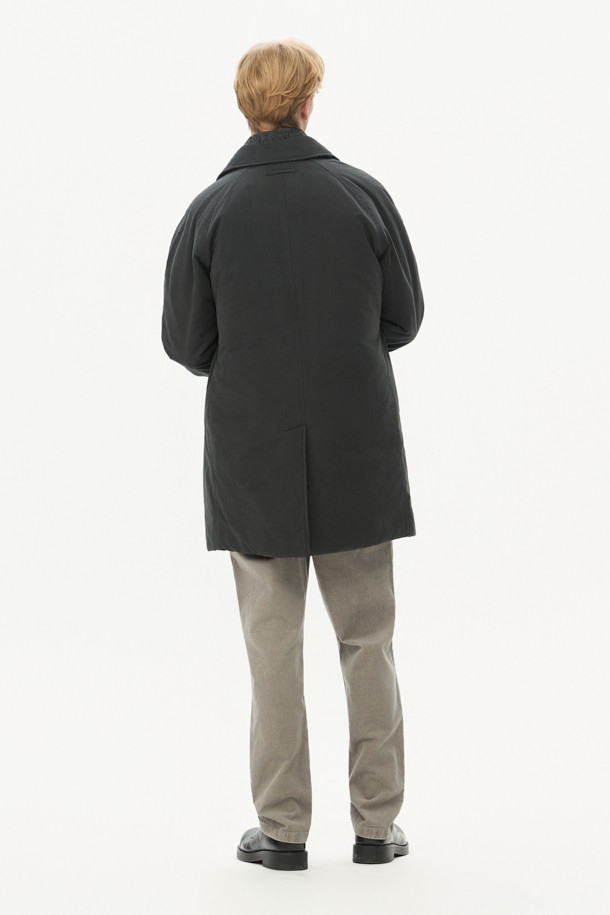 파일럿 프리모는 겨울철 클래식한 스타일을 완성하는 남성용 파일럿 코트입니다. 이탈리아 올메텍스사 코튼 혼방 소재와 포르투갈 피테콤사 울 헤링본 트위드의 조화가 고급스러운 외관을 선사하며, 블랙 컬러로 시크한 매력을 더합니다. 구스다운 충전재와 분리형 다운 베스트를 사용하여 보온성과 경량성을 동시에 갖추었습니다. 출근룩, 모임룩, 연말 모임룩 등 다양한 때와 장소와 목적에 적합하며, 미니멀하고 시크한 스타일을 연출하기 좋습니다. 긴 소매와 레귤러핏으로 제작되어 편안한 착용감을 제공합니다.