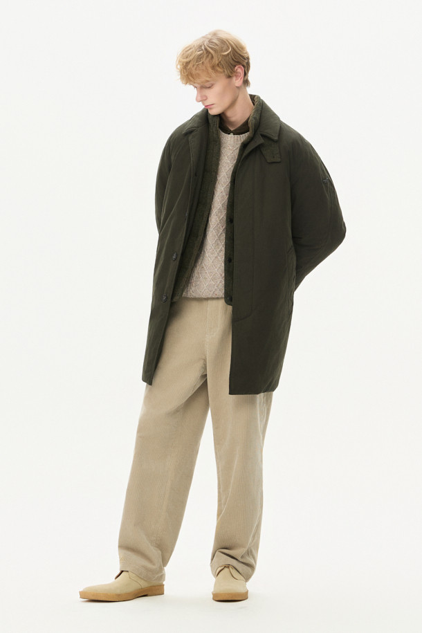 파일럿 Primo(프리모)는 겨울철 출근룩을 위한 클래식하고 미니멀한 스타일의 파일럿 코트입니다. 블랙과 올리브 두 가지 색상으로 제공되며, 넉넉한 레귤러핏과 레귤러 기장으로 편안한 착용감을 선사합니다. 면과 울 혼방의 두꺼운 소재와 구스다운 충전재, 탈부착 다운 베스트, 넥 마스크가 적용되어 뛰어난 보온성을 제공하며, 워싱 가공 및 왁스 코팅으로 내구성을 높였습니다. 버튼 여밈 방식이며, 긴 소매 디자인으로 겨울철에도 따뜻하게 착용할 수 있습니다.
