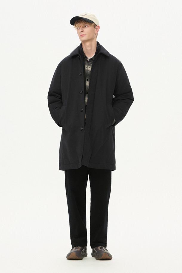 파일럿 Neo는 남성용 겨울 아우터로, 클래식과 모던 스타일을 모두 아우르는 파일럿 코트입니다. 블랙 컬러의 무지 디자인에 레귤러핏으로 제작되었으며, 버튼 여밈 방식과 긴 소매 기장을 갖추었습니다. 탈부착 가능한 패딩 베스트와 하이넥 디자인, 발마칸 카라로 보온성을 높였으며, 머스코비 충전재, 다이아몬드 피치 가공, 수지 코팅 처리, 에어로 워싱 등의 디테일로 내구성과 형태 안정성을 더했습니다. 폴리에스테르, 면, 나일론 혼방 소재로 부드러운 촉감을 선사하며, 출근룩, 비즈니스 캐주얼, 모임룩 등 다양한 TPO에 활용 가능합니다.
