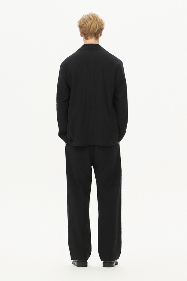 이탈리안 원단으로 제작된 울 써커 크리즈 셋업 재킷입니다. 가을 시즌에 어울리는 블랙 컬러의 싱글 버튼 블레이저로, 톤온톤의 미니멀한 디자인이 특징입니다. 루즈핏으로 편안함을 더하고, 크리즈 가공으로 세련된 실루엣을 연출합니다. 웰트 포켓과 아웃 포켓 디테일이 실용성을 높였으며, 안감 처리를 통해 부드러운 착용감을 선사합니다. 출근룩, 비즈니스 캐주얼, 모임룩 등 다양한 TPO에 미니멀, 클래식, 캐주얼 스타일로 활용하기 좋습니다.
