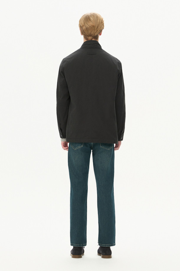 이번 시즌, 당신의 스타일을 책임질 왁스 코튼 패딩 탈착 재킷입니다. 4포켓 구조와 컨버터블 카라 디자인으로 실용성과 멋을 동시에 잡았습니다. 왁스 가공과 피치 가공을 거친 부드러운 촉감의 면, 나일론, 폴리에스터 혼방 소재로 제작되어 가을과 초겨울, 쌀쌀한 날씨에도 따뜻하게 착용 가능합니다. 레귤러핏으로 편안한 착용감을 선사하며, 탈착 가능한 패딩으로 다양한 스타일 연출이 가능합니다. 출근룩부터 여행룩까지, 캐주얼, 클래식, 미니멀 스타일을 모두 소화하는 활용도 높은 아이템입니다.
