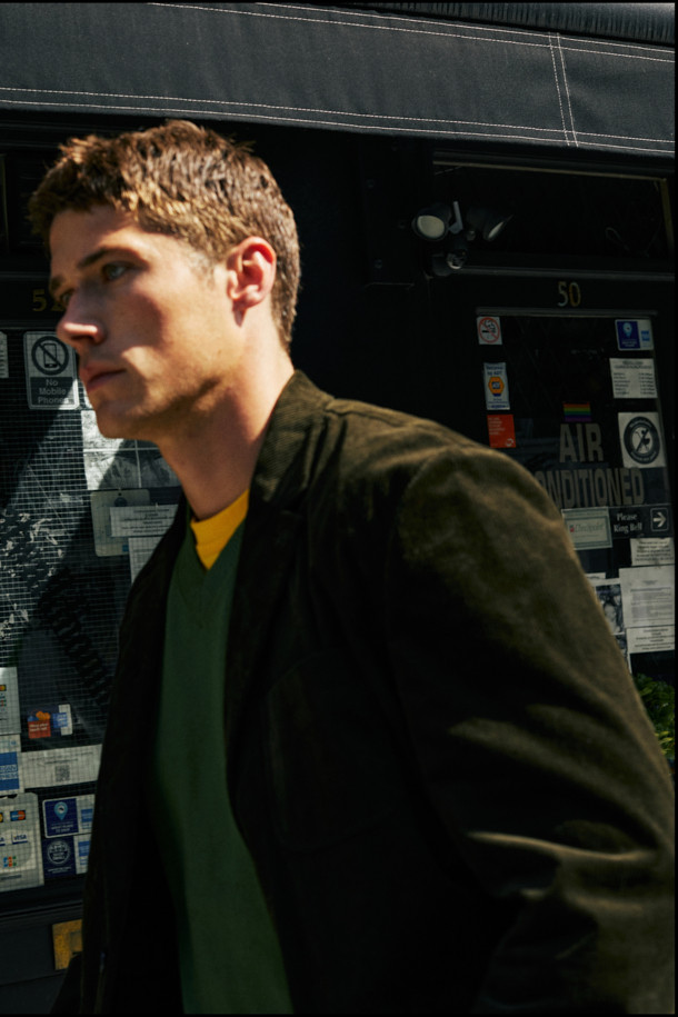 **코튼 코듀로이 재킷**은 부드러운 코듀로이 소재와 면 혼방으로 제작되어 가을, 겨울철 따뜻하고 편안한 착용감을 선사합니다. 릴랙스핏으로 제작되어 활동성이 뛰어나며, 캐주얼, 클래식, 미니멀 스타일을 모두 소화할 수 있습니다. 그린 컬러의 무지 디자인에 아웃포켓 디테일, 싱글 벤트, 컨버터블 카라가 더해져 세련된 느낌을 줍니다. 출근룩이나 모임룩 등 다양한 TPO에 활용 가능하며, 싱글 버튼 방식의 블레이저 타입 재킷입니다. 긴 소매 기장과 두꺼운 두께감으로 보온성을 높였습니다.
