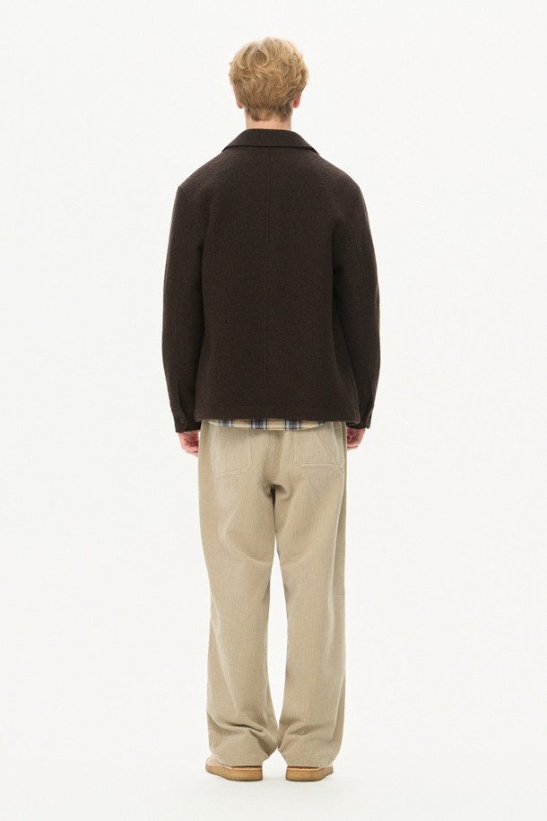 이탈리아 MTT사의 고급 울 원단을 사용하여 제작된 [Italian Fabric] 울 초어 재킷입니다. 부드러운 촉감의 보일드 울 소재로 제작되어 가을, 초겨울 시즌에 따뜻하게 착용할 수 있습니다. 캐주얼, 베이직 스타일의 무지 디자인으로, 출근룩이나 모임룩 등 다양한 TPO에 활용 가능합니다. 레귤러핏 싱글버튼 디자인에 아웃포켓 디테일을 더해 실용성을 높였으며, 소매 전체 안감 처리로 편안한 착용감을 선사합니다. 브라운, 다크브라운 두 가지 컬러로 만나보세요.
