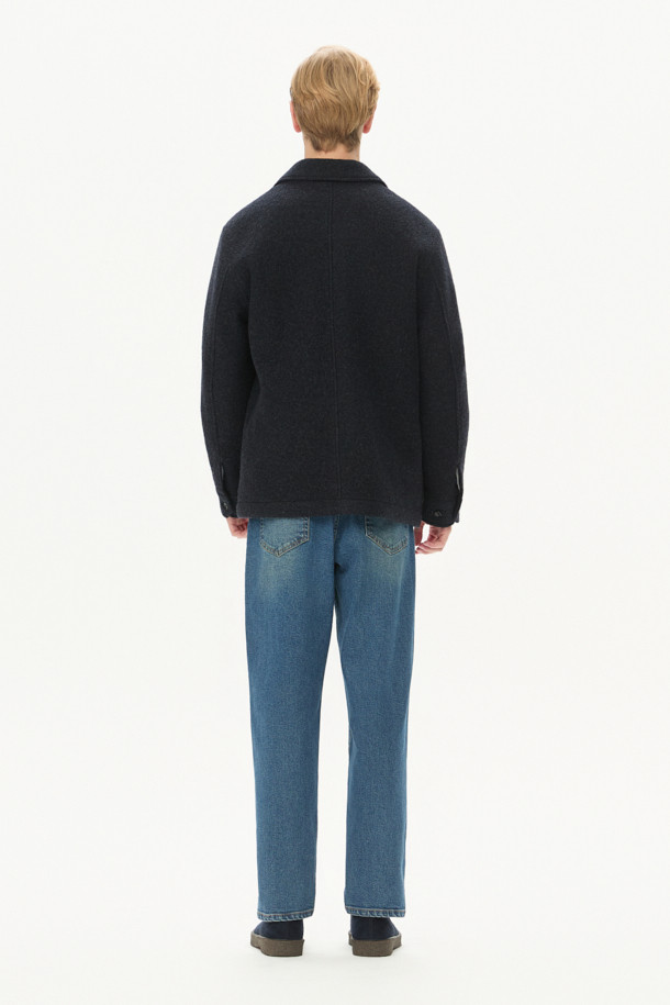 이태리 MTT사의 보일드 울 원단으로 제작된 울 초어 재킷입니다. 부드러운 촉감과 레귤러 핏으로 편안한 착용감을 선사하며, 사선 컷팅 아웃포켓과 반우라 몸판, 전체 소매 안감 디테일로 완성도를 높였습니다. 캐주얼, 베이직 스타일을 기반으로 하여 출근룩, 모임룩, 비즈니스 캐주얼 등 다양한 TPO에 활용 가능합니다. 가을, 초겨울 시즌에 적합하며, 미니멀하고 클래식한 스타일을 연출하기 좋습니다. 블랙 컬러의 무지 디자인으로 어떤 옷에도 쉽게 매치할 수 있습니다.
