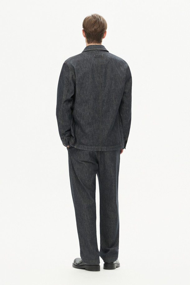 이태리 올림피아스 원단을 사용하여 제작된 데님 라이크 스트레이트 팬츠입니다. 네이비 색상으로, 일상과 비즈니스 캐주얼룩에 모두 활용 가능합니다. 부드러운 촉감과 베이직, 캐주얼, 미니멀, 클래식 스타일을 아우르는 디자인이 특징입니다. 배색 스티치 디테일과 양 사이드 포켓, 뒷면 플랩 포켓으로 실용성을 더했으며, 이염이 적어 관리가 용이합니다. 스트레이트 핏으로 제작되어 편안한 착용감을 선사합니다.
