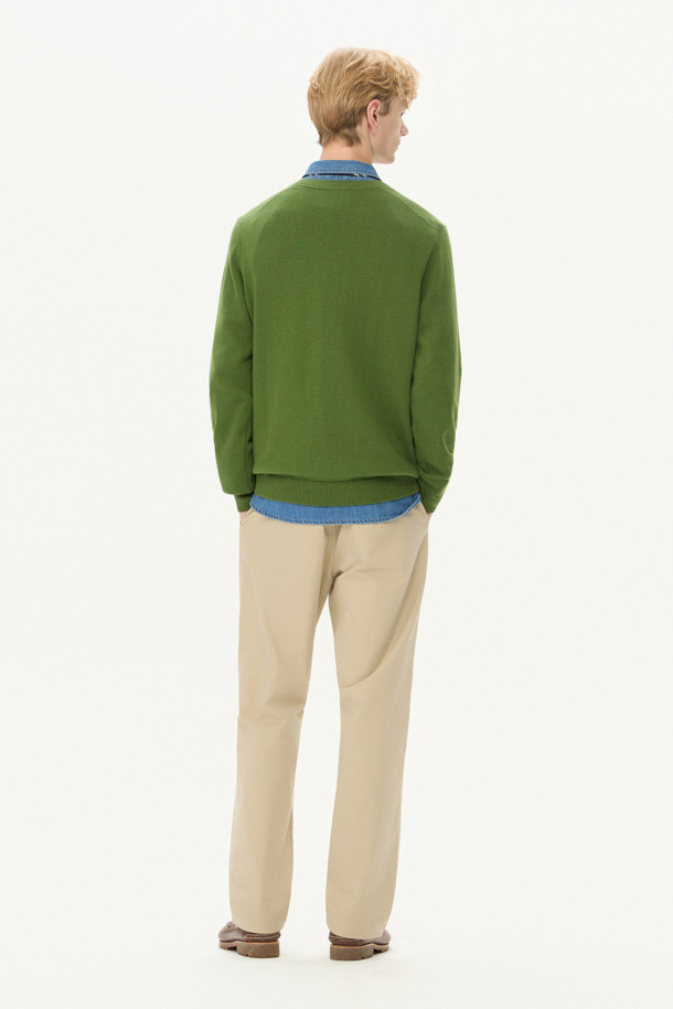 가을 스트레이트 치노 팬츠는 베이직한 스타일의 남성용 바지입니다. 면과 스판덱스 혼방 소재로 제작되어 부드러운 촉감과 편안한 착용감을 선사합니다. 헨리코튼 라벨이 부착되어 있으며, 양 사이드 포켓과 뒷 포켓으로 실용성을 더했습니다. 출근룩과 비즈니스 캐주얼에 적합하며, 클래식, 미니멀, 캐주얼 스타일을 모두 소화할 수 있는 활용도 높은 아이템입니다. 가을, 초겨울 시즌에 긴 바지로 따뜻하게 착용할 수 있습니다.
