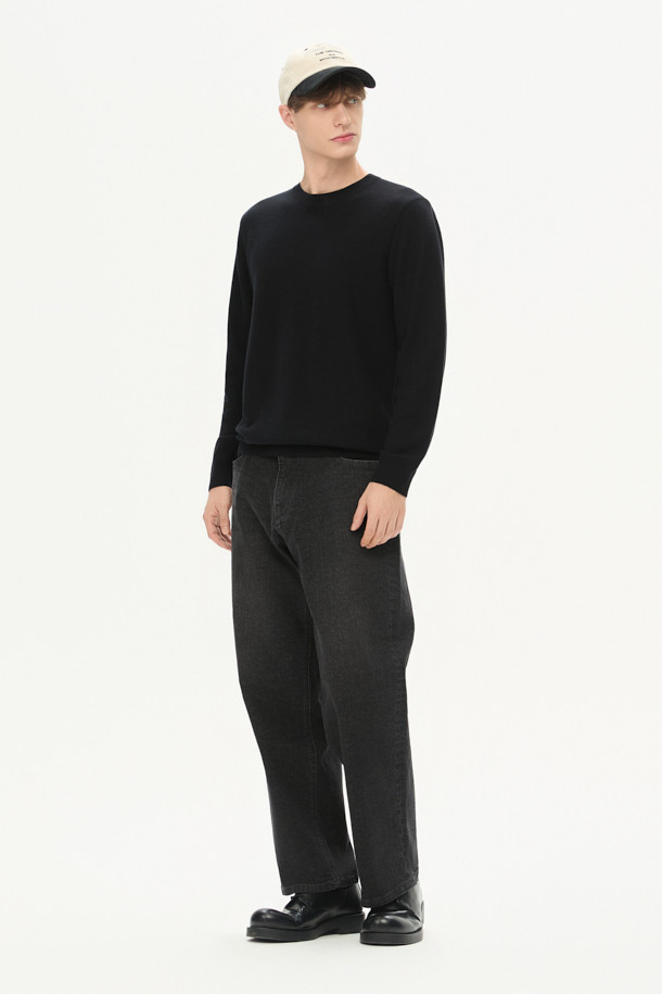 그레이 스트레이트 데님은 가을철 일상 및 출근룩, 모임룩에 활용하기 좋은 베이직 스타일의 데님 팬츠입니다. 신축성 있는 데님과 면 혼방 소재로 제작되어 편안한 착용감을 선사합니다. 5포켓 디자인과 켄톤, 리벳 디테일이 돋보이며, 스트레이트 핏으로 캐주얼, 클래식, 미니멀 등 다양한 스타일을 연출할 수 있습니다. 무지 패턴의 긴 기장 바지로, 어떤 상의와도 쉽게 매치하여 활용도 높게 스타일링하기 좋습니다.
