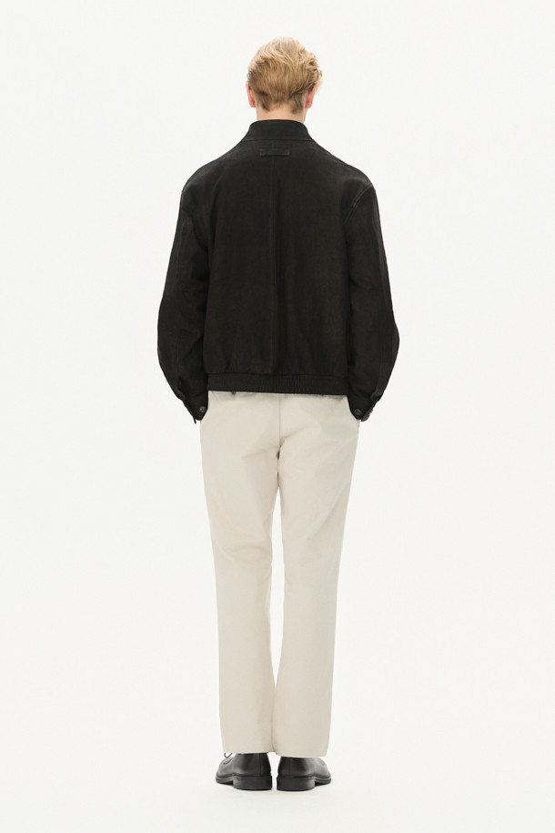 아티보(Attivo) 솔리드 팬츠는 남성용 바지로, 가을과 겨울에 착용하기 좋은 긴 기장의 일자핏 바지입니다. 베이지 색상에 면과 스판 소재 혼방으로 제작되어 부드러운 촉감을 선사합니다. 캐주얼하고 베이직한 스타일로, 출근룩이나 비즈니스 캐주얼에 활용하기 좋습니다. 양 사이드 포켓과 뒷 포켓, 그리고 사틴 소재 디테일이 특징이며, 사이드 밴딩 처리로 편안한 착용감을 제공합니다. 미니멀하고 클래식한 스타일을 선호하는 분들께 추천합니다.
