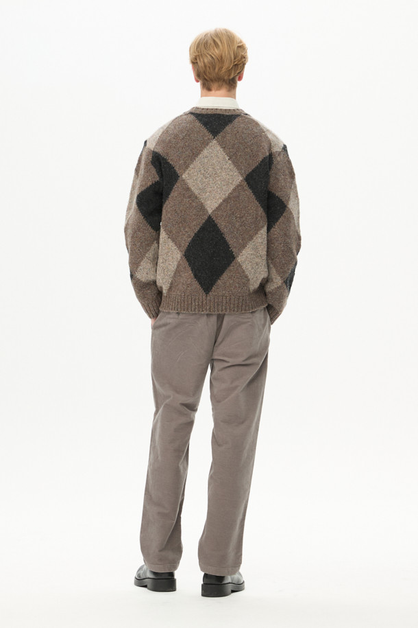 몰스킨 다잉 테이퍼드 팬츠는 가을, 겨울 시즌에 어울리는 남성용 바지입니다. 부드러운 촉감의 면과 스판덱스 혼방 소재로 제작되어 편안한 착용감을 선사하며, 두께감 있는 원단으로 보온성을 높였습니다. 가먼트 다잉 처리로 자연스러운 색감과 빈티지한 느낌을 살렸으며, 베이직하고 캐주얼한 스타일에 핏한 디자인입니다. 원턱 디자인과 테이퍼드 핏으로 다리가 길어 보이는 효과를 주며, 출근룩이나 비즈니스 캐주얼, 캐주얼, 클래식, 미니멀 스타일 연출에 적합합니다. 헨리코튼 라벨과 양쪽 사이드 포켓, 뒷 포켓 디테일로 실용성을 더했습니다.
