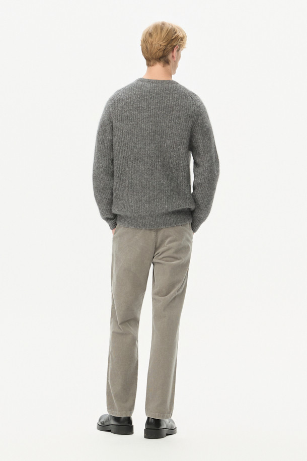 부드러운 코듀로이 소재로 제작되어 편안한 착용감을 선사하는 코듀로이 다잉 테이퍼드 팬츠입니다. 가을, 겨울 시즌에 어울리는 긴 기장감과 베이직한 디자인으로, 캐주얼하고 미니멀한 스타일을 연출하기 좋습니다. 카키, 올리브 두 가지 색상으로 출시되어, 출근룩이나 데이트룩 등 다양한 TPO에 활용 가능합니다. 가먼트다잉 공법으로 은은한 색감과 포켓 디자인이 특징이며, 면, 스판 혼방으로 제작되어 활동성을 높였습니다. 테이퍼드 핏으로 다리 라인을 슬림하게 잡아주어 세련된 핏을 완성합니다.
